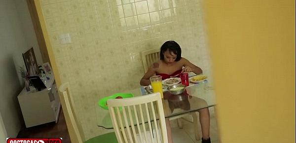  Padrasto filma enteada almoçando sem calcinha